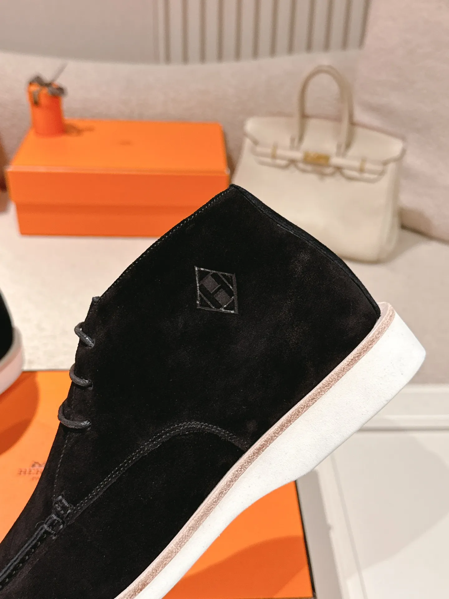 Men's Men's Shoes 660💰 Hermes men's size #26ss calfskin derby shoes, decorated with signature "H Diamant" details for a stylish and casual style. Fabric: Cow suede Lining: Mixed sheep lining Outsole: Genuine leather welt + original TPU Bottom thickness: 3CM Code number: 39-45 (customized at 46.47)